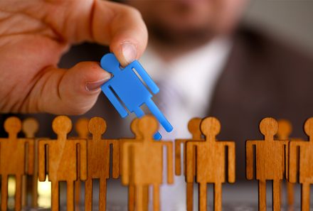 Legittimo il licenziamento del lavoratore che si rifiuta di prendere servizio presso la sede ove è stato distaccato