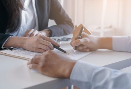 Festività infrasettimanali: è legittima la clausola del contratto individuale di lavoro che prevede l’impegno a svolgere la prestazione lavorativa durante le festività