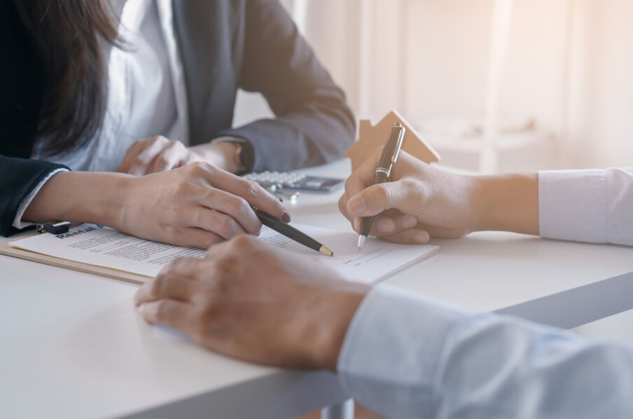Festività infrasettimanali: è legittima la clausola del contratto individuale di lavoro che prevede l’impegno a svolgere la prestazione lavorativa durante le festività