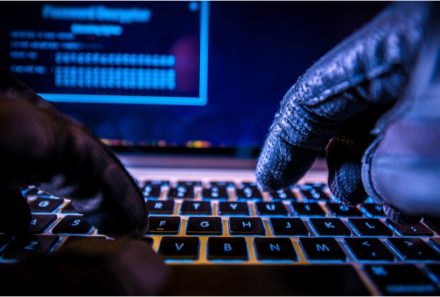 Sottrazione di dati dal PC aziendale: danneggiamento informatico e rilevanza disciplinare della condotta