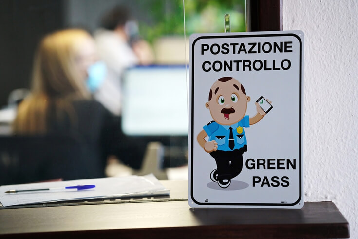 Il datore di lavoro deve controllare periodicamente il green pass anche se i lavoratori lo hanno consegnato all’azienda