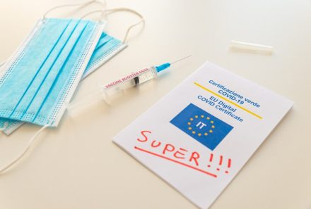 Lavoratori over 50: da domani entra in vigore l’obbligo di Green pass rafforzato per l’accesso ai luoghi di lavoro