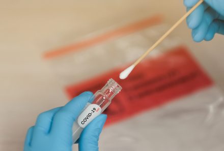 Omette di comunicare l’esito di un tampone: legittimo il licenziamento di un medico