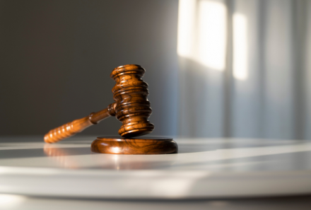 Legittimo il licenziamento per giusta causa del dipendente che baci sulla bocca una collega