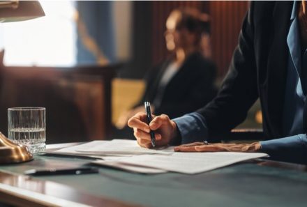 Gli effetti della formula con cui si chiede al giudice di condannare il convenuto al pagamento di una somma o di “quella maggiore o minore ritenuta dovuta o di giustizia”